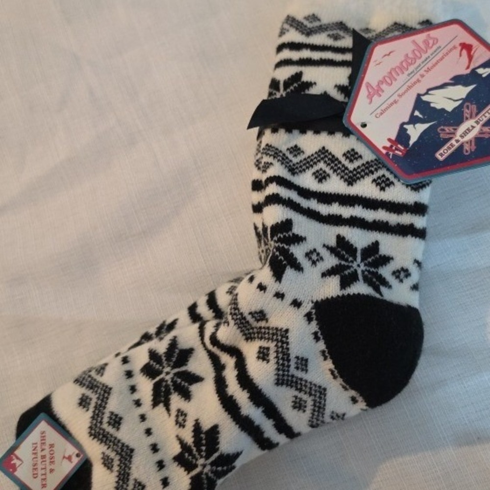 MinxNY Aromasoles Rose Shea Butter Infused Fair Isle Socks Black White VHT10433